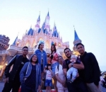 Bergaya Ala Putri di Kastil Disneyland